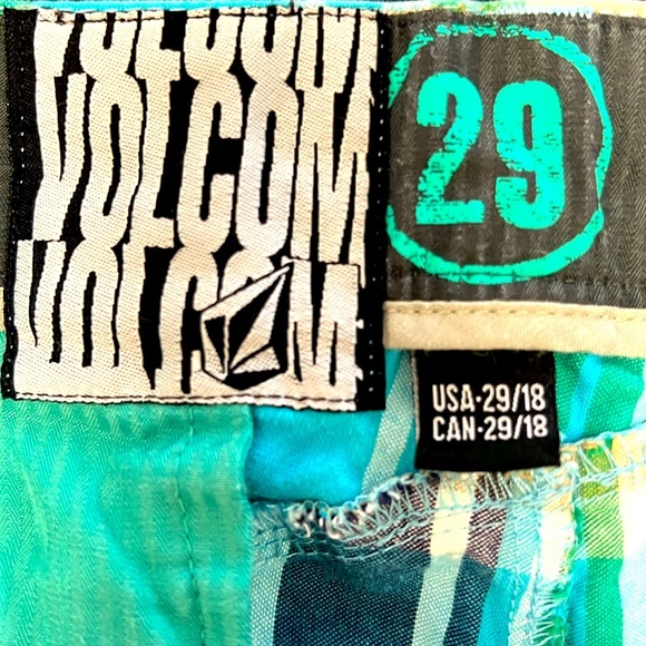 VOLCOM 🩳 Plaid Blue and White Men's Shorts - Picture 2 of 7